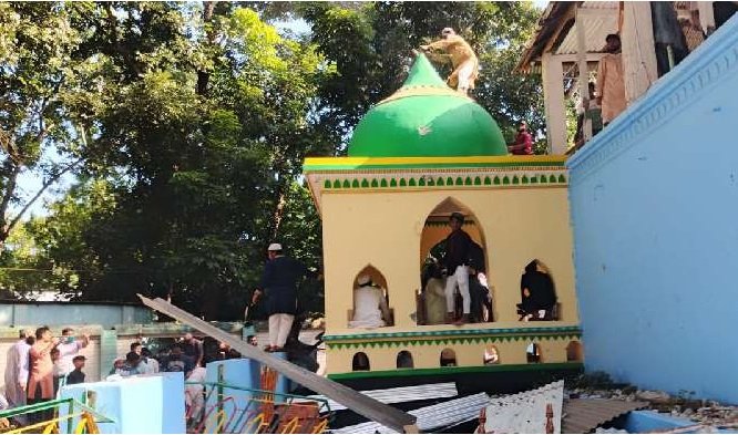 নুরাল পাগলার দরবারে হামলা: অজ্ঞাত ৩,৫০০ জনের বিরুদ্ধে মামলা