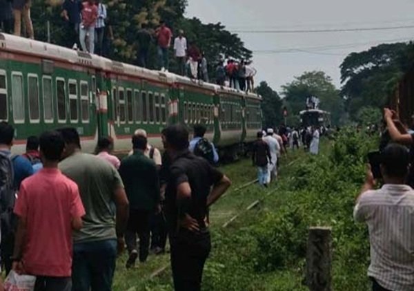 চলন্ত অবস্থায় বিচ্ছিন্ন ট্রেনের তিন বগি