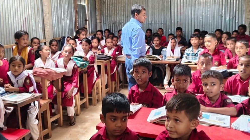 শিক্ষকের ভূমিকায় ইউএনও রতন কুমার অধিকারী