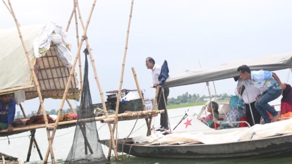 নদী পরিদর্শনে মৎস্য উপদেষ্টা: অবৈধ জাল ব্যবহার করায় ৫ জেলের কারাদণ্ড