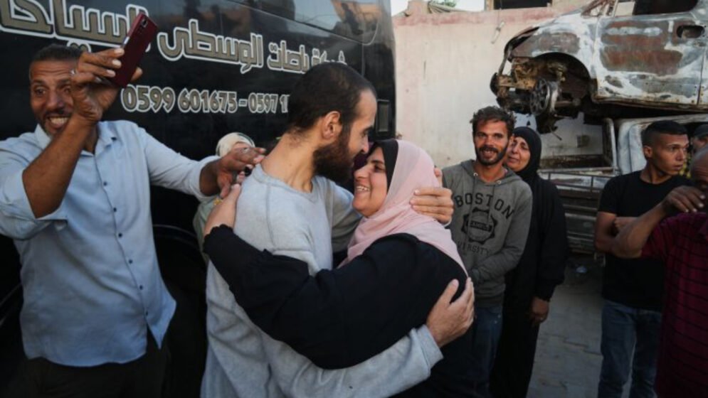 ই স রা ই লি বন্দিদশা থেকে ফিরলেন ফি লি স্তি নি রা