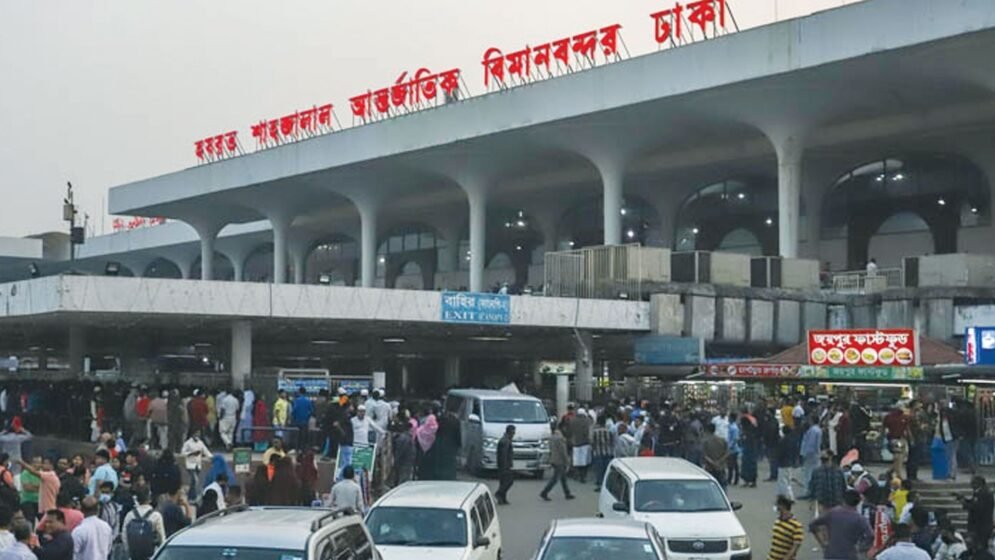 বিমানের চাকার ভেতরে শিয়াল, অল্পের জন্য রক্ষা পেল দুই শতাধিক যাত্রী