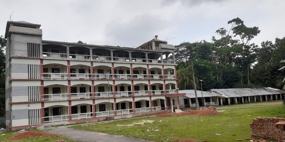 ৪০ শিক্ষক থাকলেও পাস করাতে পারেননি ২১ জন শিক্ষার্থীকে