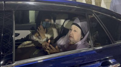 মানুষের কষ্ট এড়াতে গভীর রাত স্বামীর কবর জিয়ারত করলেন বেগম জিয়া