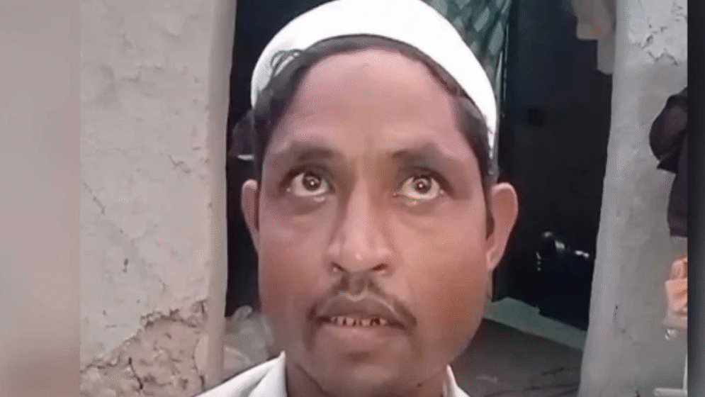 রাতে সাপ হয়ে কামড়াতে চান স্ত্রী, জেলা প্রশাসনের দ্বারে স্বামী!