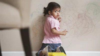 দেয়ালে শিশুর আঁকাআঁকি? ঝকঝকে করতে জেনে নিন ৪টি সহজ টোটকা