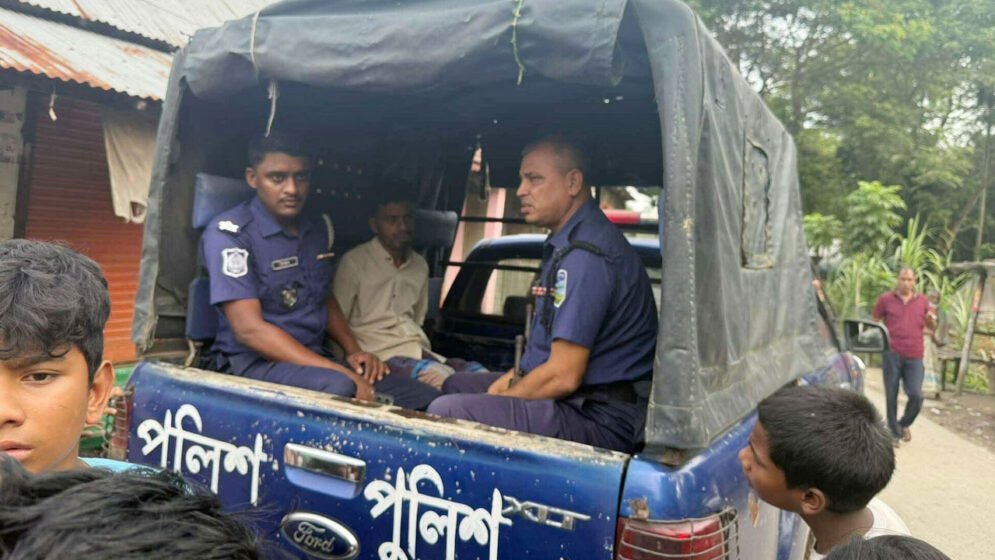 ব্যবসার টাকার জন্য মা-বাবাকে হত্যা, ঘরের মেঝেতে পুঁতে রাখলেন ছেলে