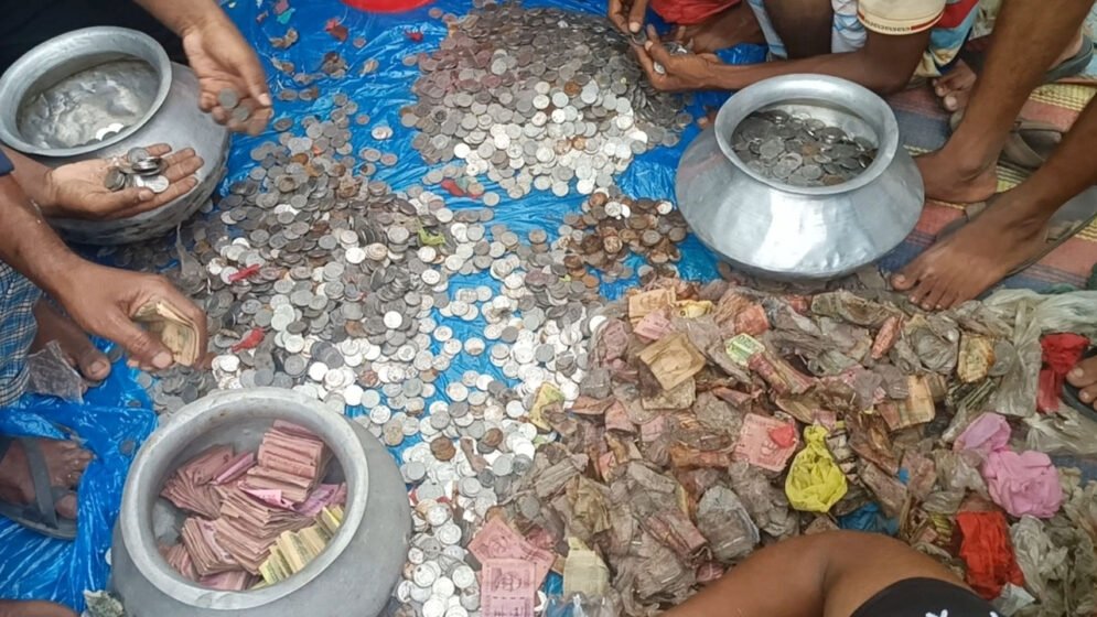 ভিক্ষুকের ঘরে দুই বস্তা টাকা! গণনায় ব্যস্ত পুরোএলাকা