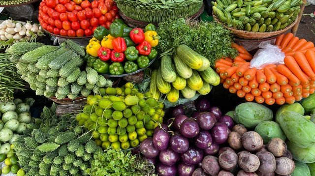 শীতের সবজির কমছে না দাম