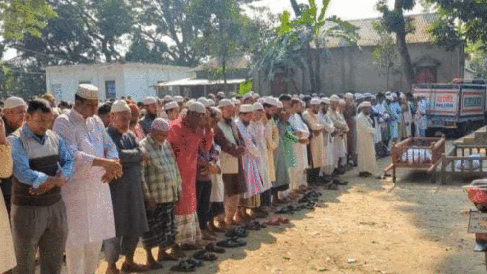 নরসিংদীতে ভূমিকম্পে নিহত বাবা–ছেলেকে দাফন
