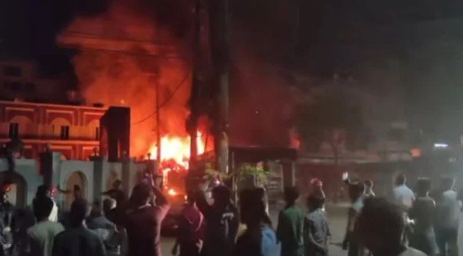 পাঠানটুলায় রহস্যজনক অগ্নিকাণ্ডে ৭টি গাড়ি পুড়ে ছাই