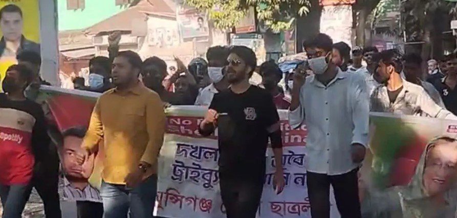 পুলিশের সামনেই ছাত্রলীগ–যুবলীগের মিছিল, দায়ে এসআই ক্লোজড