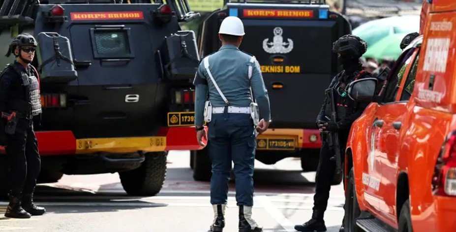 ইন্দোনেশিয়ায় জুমার নামাজ চলাকালে বিস্ফোরণ, আহত ৫৪