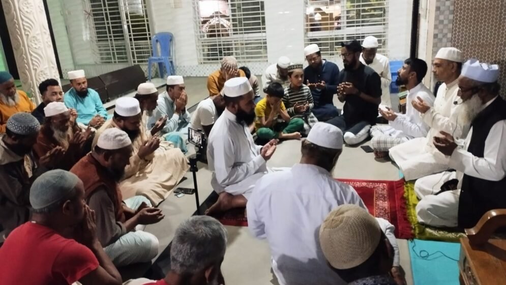 বেগম খালেদা জিয়ার সুস্থতা কামনায় মিলাদ ও দোয়া মাহফিল অনুষ্টিত