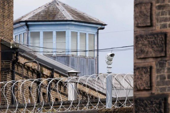 কর্মী সংকট এড়াতে বিদেশি কারা কর্মকর্তাদের ভিসায় সাময়িক ছাড় দিল যুক্তরাজ্য