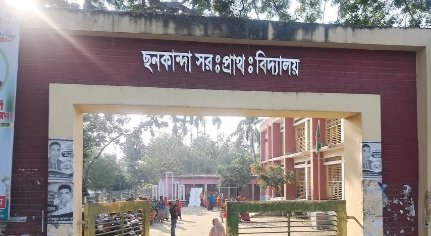 শিক্ষকদের আন্দোলনের মধ্যেও মাইকিং করে পরীক্ষার আয়োজন