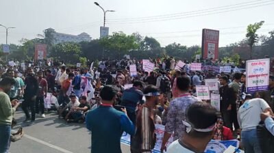 তিন দাবিতে মোবাইল ব্যবসায়ীদের বিটিআরসি ভবন ঘেরাও