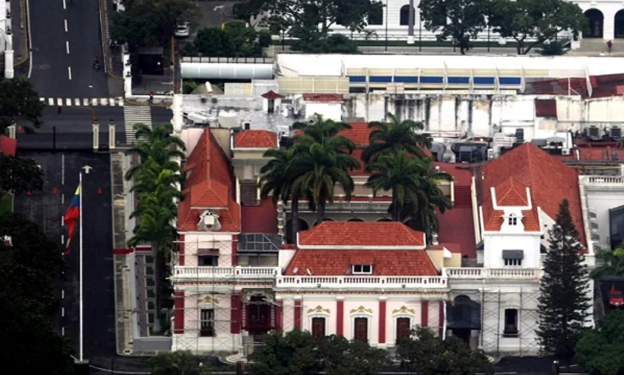 ভেনেজুয়েলায় প্রেসিডেন্ট প্রাসাদের কাছে গভীর রাতে গুলির শব্দ