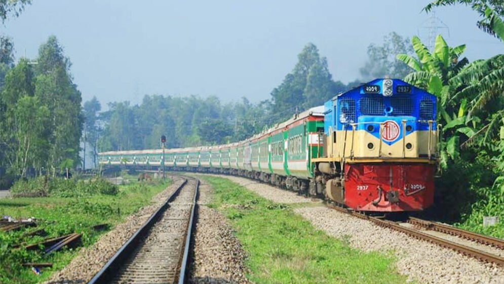 ৯ ঘণ্টা বন্ধ থাকার পর ঢাকা-সিলেট-চট্টগ্রাম রুটে ট্রেন চলাচল স্বাভাবিক
