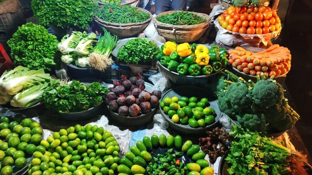 উত্তাপ ছড়াচ্ছে সিলেটের সবজির বাজার, বাড়তি দামে লেবু-শসা