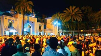 শবে বরাতের রাতে শাহজালাল মাজারে মুসল্লিদের ঢল