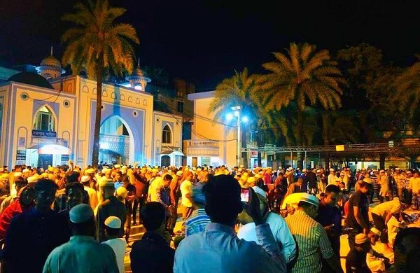 শবে বরাতের রাতে শাহজালাল মাজারে মুসল্লিদের ঢল