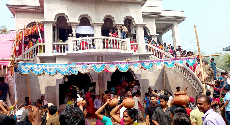 অলৌকিক পুকুরে এক ডুবেই দৃষ্টি ফেরার বিশ্বাস, মান্দায় মানুষের ঢল